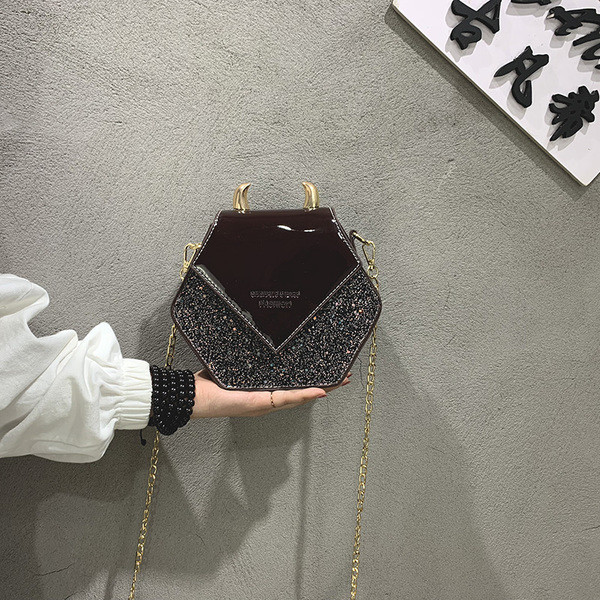 Stílusos kézitáska fém elemmel, több színben