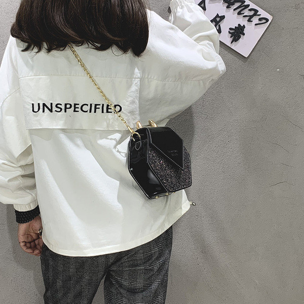 Stílusos kézitáska fém elemmel, több színben