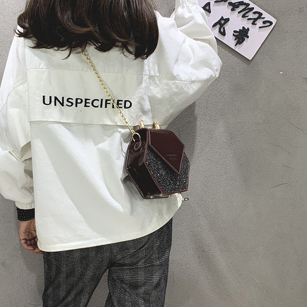 Stílusos kézitáska fém elemmel, több színben