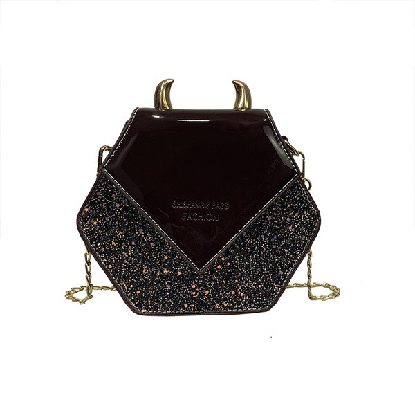 Stílusos kézitáska fém elemmel, több színben