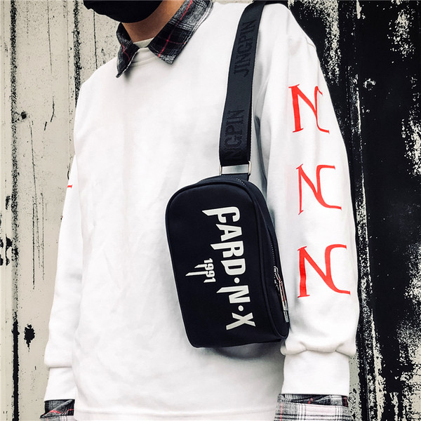 Férfi modern kis táska fekete színű felirattal