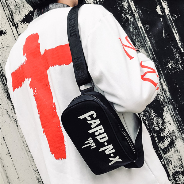 Férfi modern kis táska fekete színű felirattal