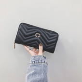 Modern női pénztárca cipzárral és fém elemmel