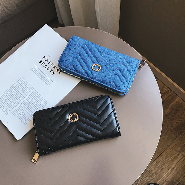 Modern női pénztárca cipzárral és fém elemmel