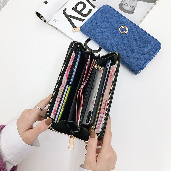 Modern női pénztárca cipzárral és fém elemmel