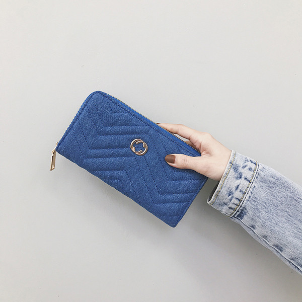 Modern női pénztárca cipzárral és fém elemmel