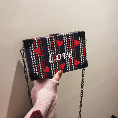 Stílusos női táska fém rögzítéssel - két modell