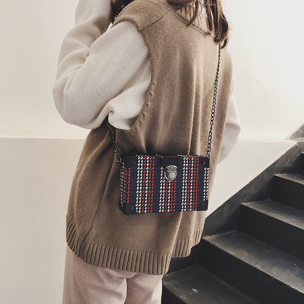 Stílusos női táska fém rögzítéssel - két modell