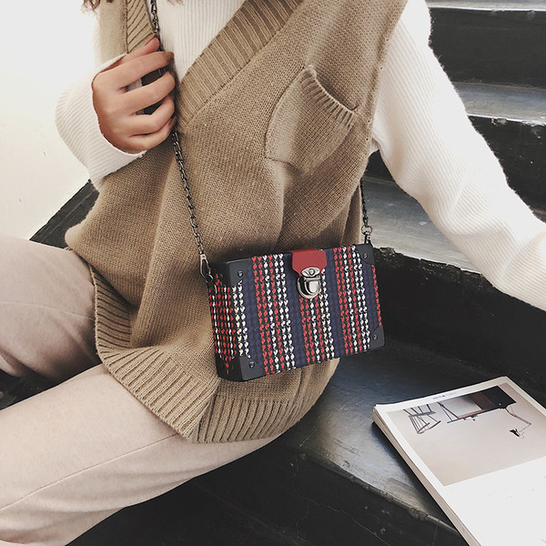 Stílusos női táska fém rögzítéssel - két modell