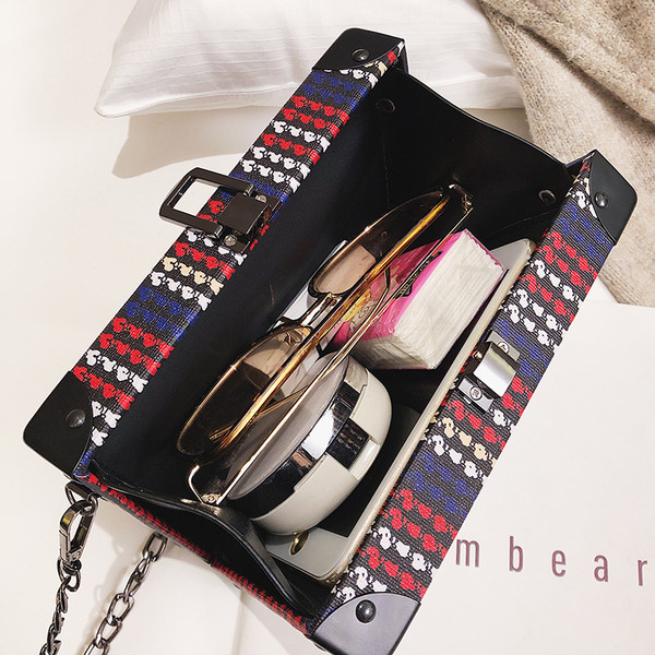 Stílusos női táska fém rögzítéssel - két modell