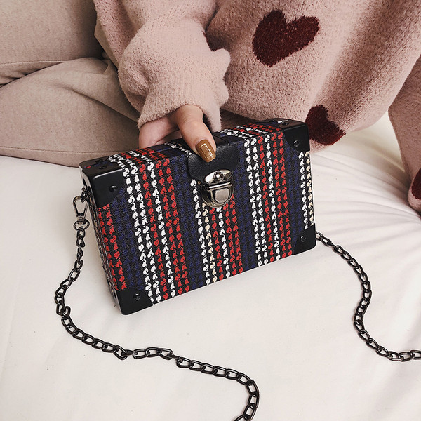 Stílusos női táska fém rögzítéssel - két modell