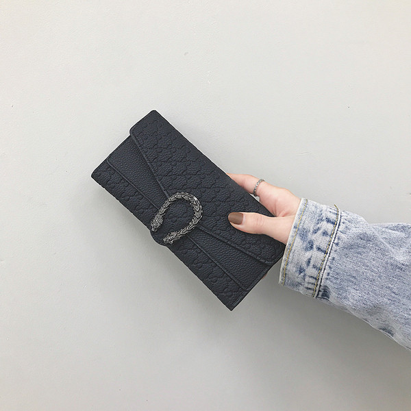 Stílusos női pénztárca fém díszítéssel fekete színben - két méretben