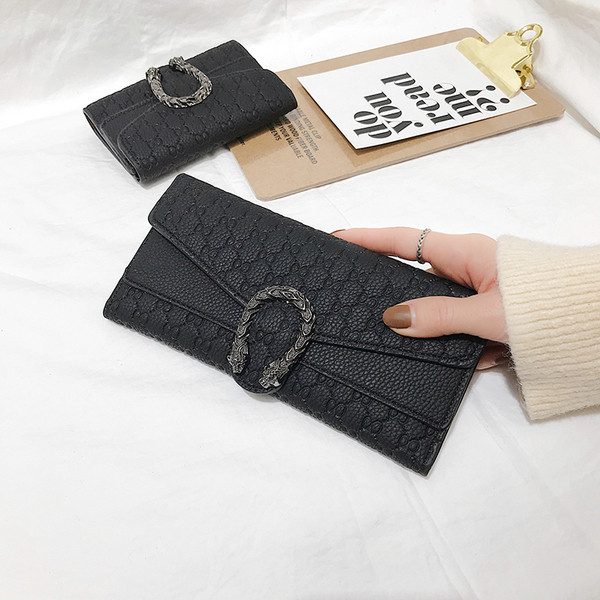 Stílusos női pénztárca fém díszítéssel fekete színben - két méretben