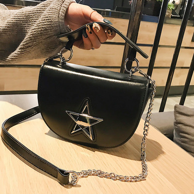 Μοντέρνα γυναικεία  τσάντα με μεταλλική διακόσμηση και μεταλλική λαβή