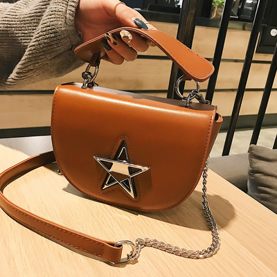 Μοντέρνα γυναικεία  τσάντα με μεταλλική διακόσμηση και μεταλλική λαβή