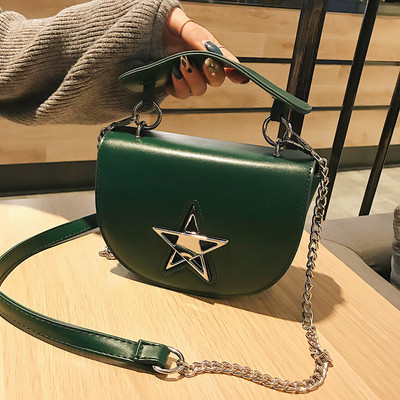 Μοντέρνα γυναικεία  τσάντα με μεταλλική διακόσμηση και μεταλλική λαβή