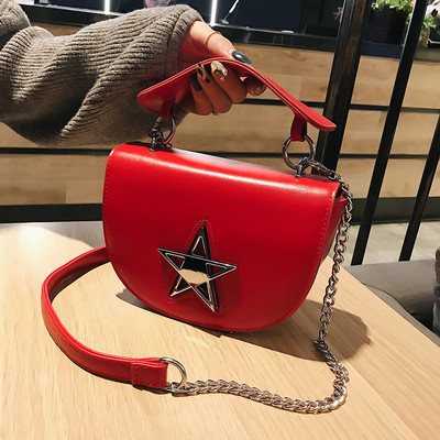 Μοντέρνα γυναικεία  τσάντα με μεταλλική διακόσμηση και μεταλλική λαβή