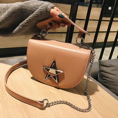 Μοντέρνα γυναικεία  τσάντα με μεταλλική διακόσμηση και μεταλλική λαβή