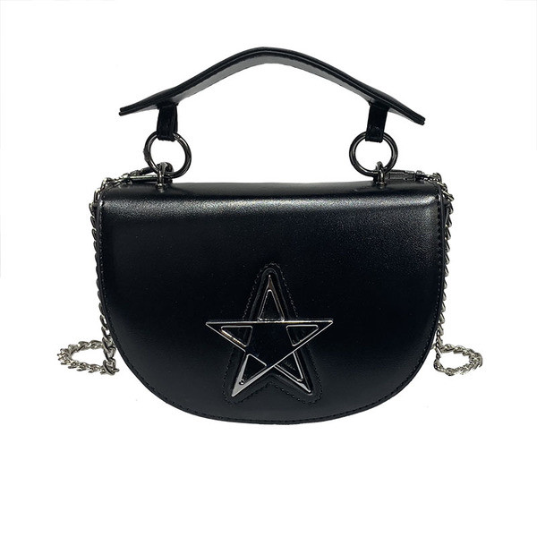 Μοντέρνα γυναικεία  τσάντα με μεταλλική διακόσμηση και μεταλλική λαβή