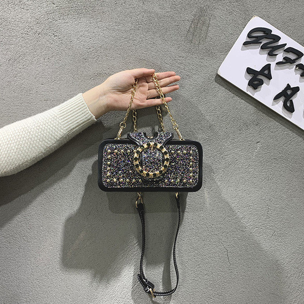 Stílusos női kis táska fém csattal két színben