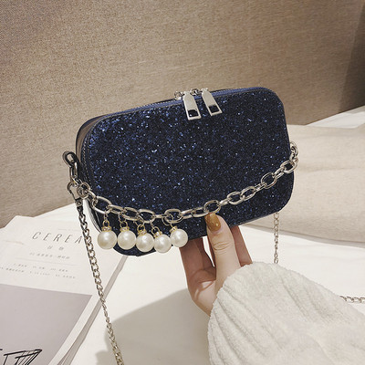 Aktuális női táska gyöngyökkel és fém fogantyúval három színben