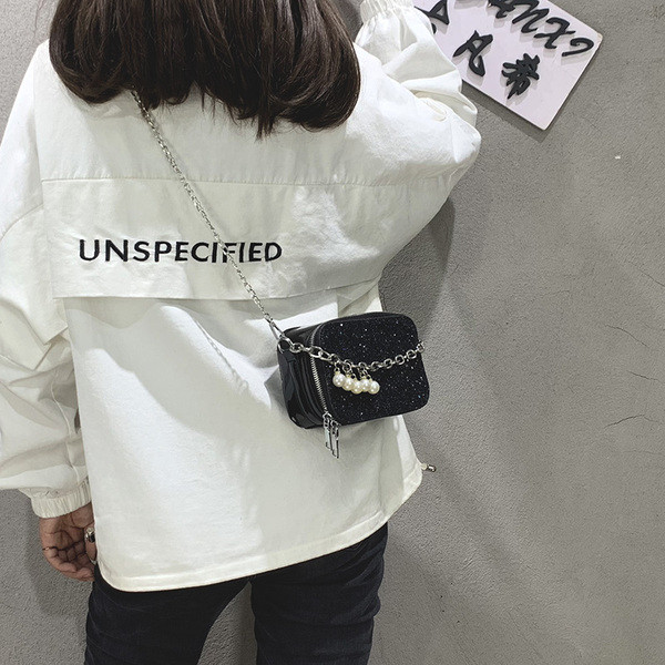 Aktuális női táska gyöngyökkel és fém fogantyúval három színben