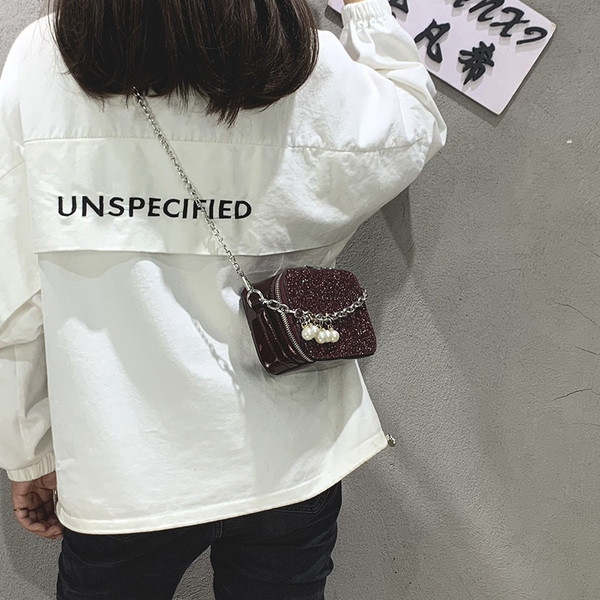 Aktuális női táska gyöngyökkel és fém fogantyúval három színben