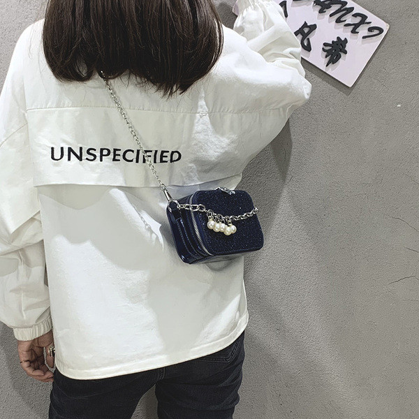 Aktuális női táska gyöngyökkel és fém fogantyúval három színben