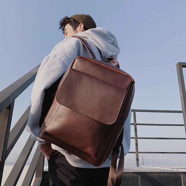 Modern férfi hátizsák eko bőrből, barna színben