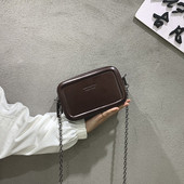 Modern kis női táska eko bőrből, fém fogantyúval