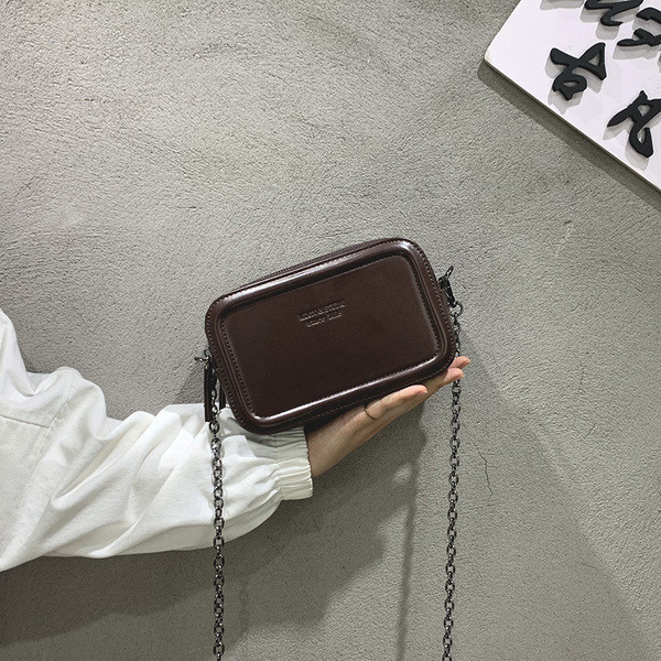 Modern kis női táska eko bőrből, fém fogantyúval