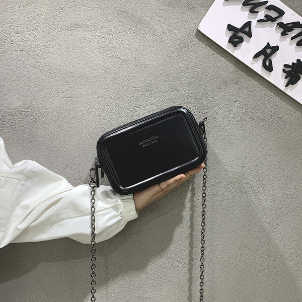 Modern kis női táska eko bőrből, fém fogantyúval