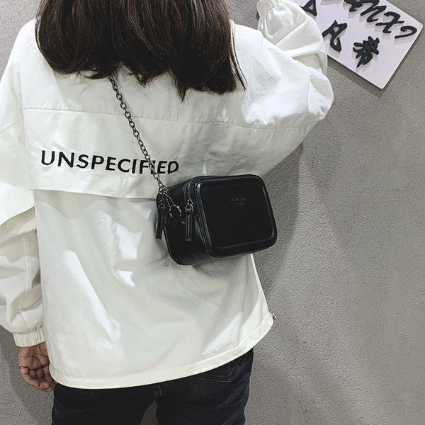 Modern kis női táska eko bőrből, fém fogantyúval