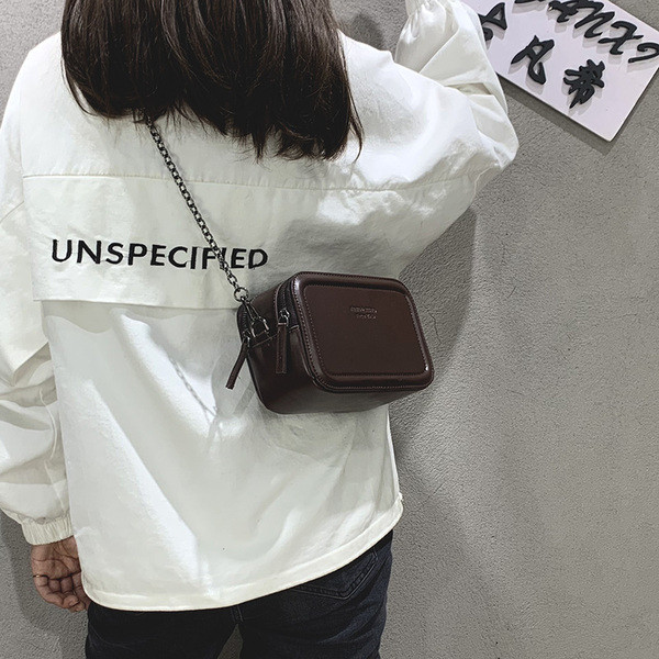 Modern kis női táska eko bőrből, fém fogantyúval