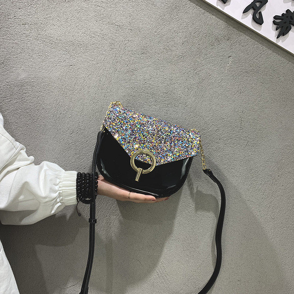 Stílusos női táska fém rögzítéssel barna és fekete színben