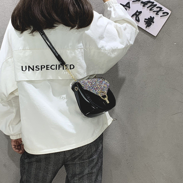 Stílusos női táska fém rögzítéssel barna és fekete színben