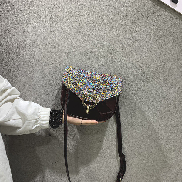 Stílusos női táska fém rögzítéssel barna és fekete színben