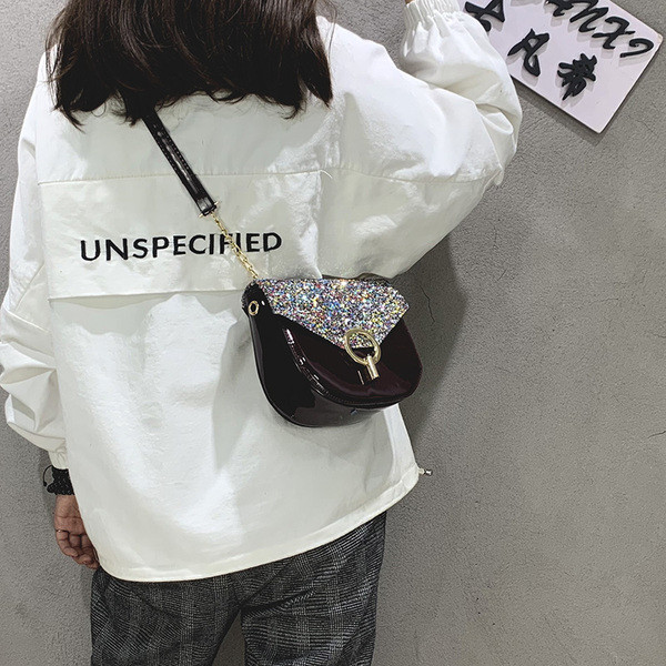 Stílusos női táska fém rögzítéssel barna és fekete színben