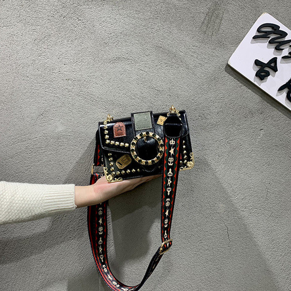 Új modell eko bőrből készült női táska több színben, fém elemmel