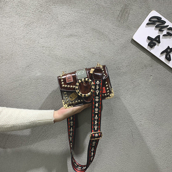 Új modell eko bőrből készült női táska több színben, fém elemmel