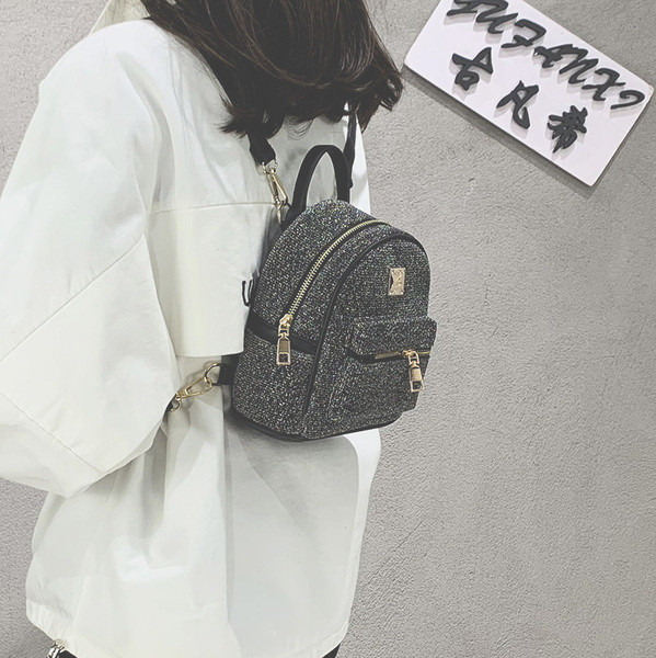 Modern női hátizsák több színben, fém díszítéssel