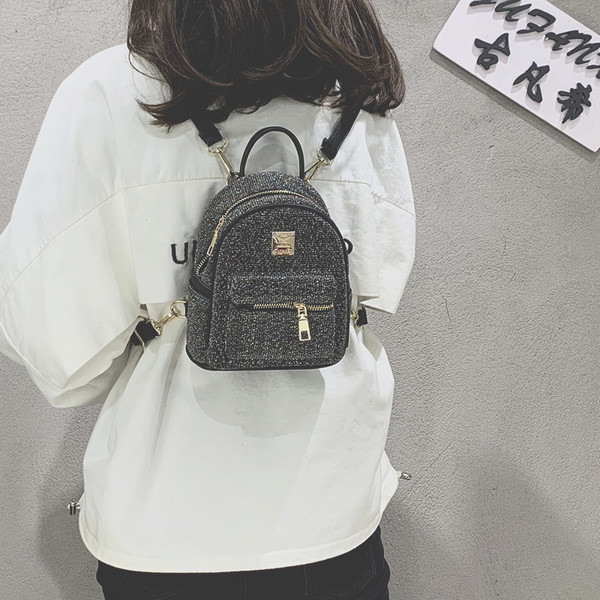 Modern női hátizsák több színben, fém díszítéssel