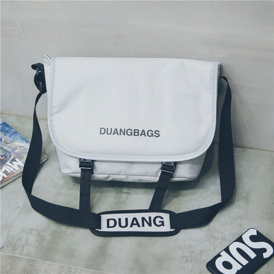 Férfi modern táska négy színben felirattal