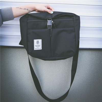 Egyszerű férfi táska hosszú pánttal, négy színben