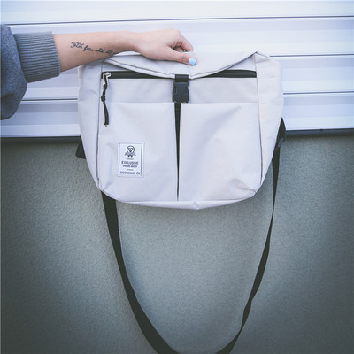 Egyszerű férfi táska hosszú pánttal, négy színben