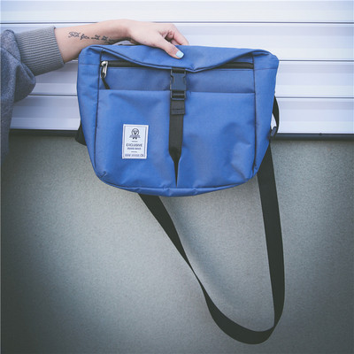 Egyszerű férfi táska hosszú pánttal, négy színben