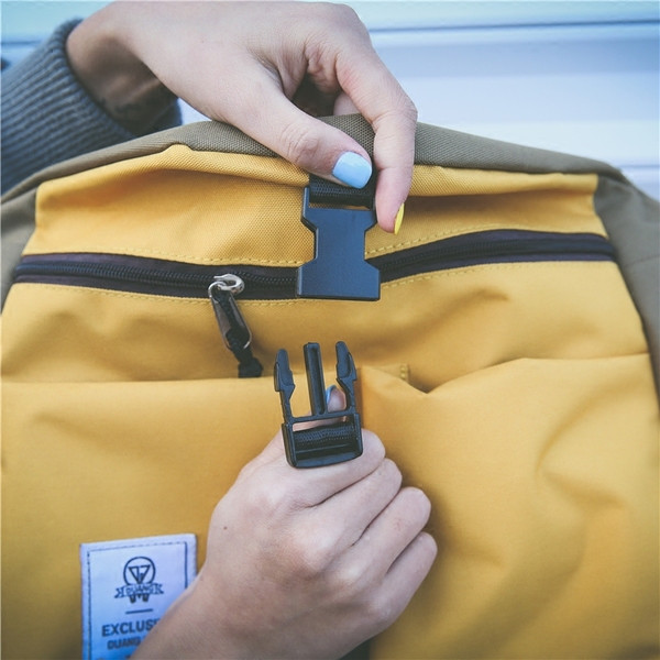 Egyszerű férfi táska hosszú pánttal, négy színben