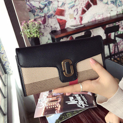 Stílusos női pénztárca fém rögzítéssel