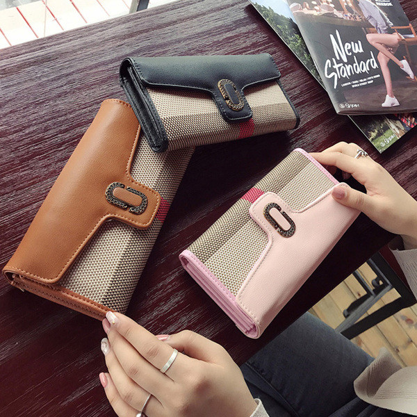 Stílusos női pénztárca fém rögzítéssel