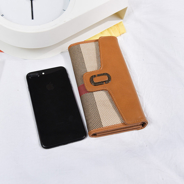 Stílusos női pénztárca fém rögzítéssel